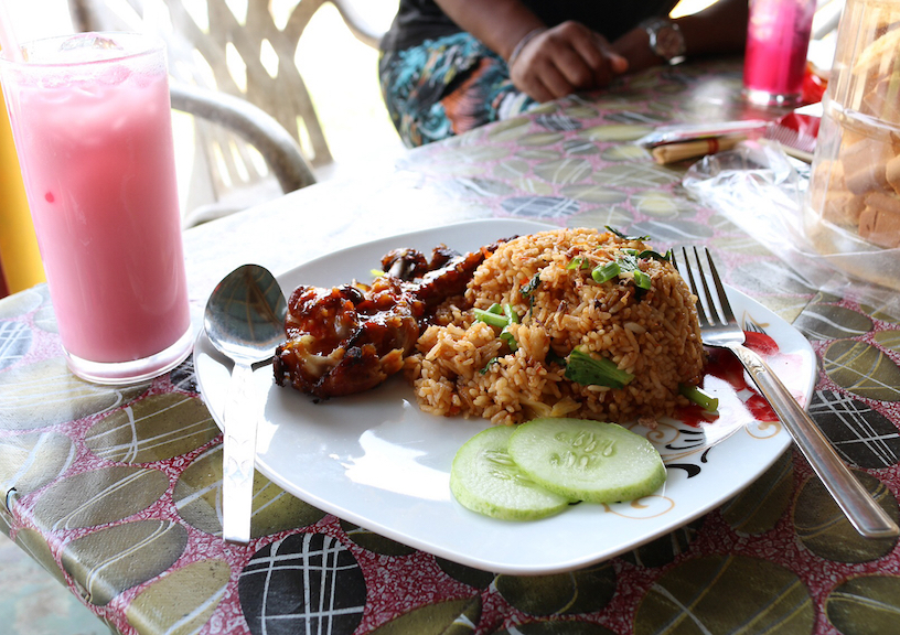 Nasi goreng ayam(ナシ･ゴレン･アヤム)：甘辛く味付けした鶏肉が美味しいです