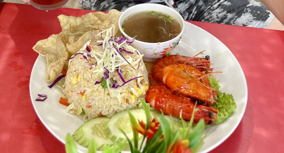 Nasi goreng udang(ナシ･ゴレン･ウダン)：辛さの抑えたチャーハン+車エビ。クロポという煎餅を割ってご飯にふりかけるも良し、そのまま食べても良し。