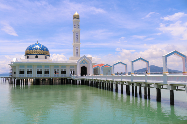 Teluk Gedung(トゥルッ･グドゥン)に建つ水上モスク