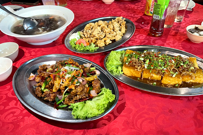 画像の左下:シャコのフライ甘ソースがけ / 
右：厚揚げ豆腐 / 上:イカフライと海藻スープ